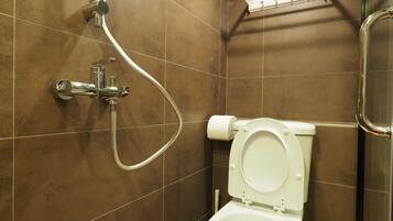 Twin Room | Bathroom | Shower, free toiletries, hair dryer, towels