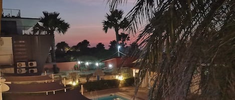 Piscine extérieure, chaises longues