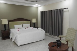 Deluxe Double Room, Courtyard View | Desk, blackout drapes, rollaway beds, free WiFi - Ocean Villa Heights (Brufut)