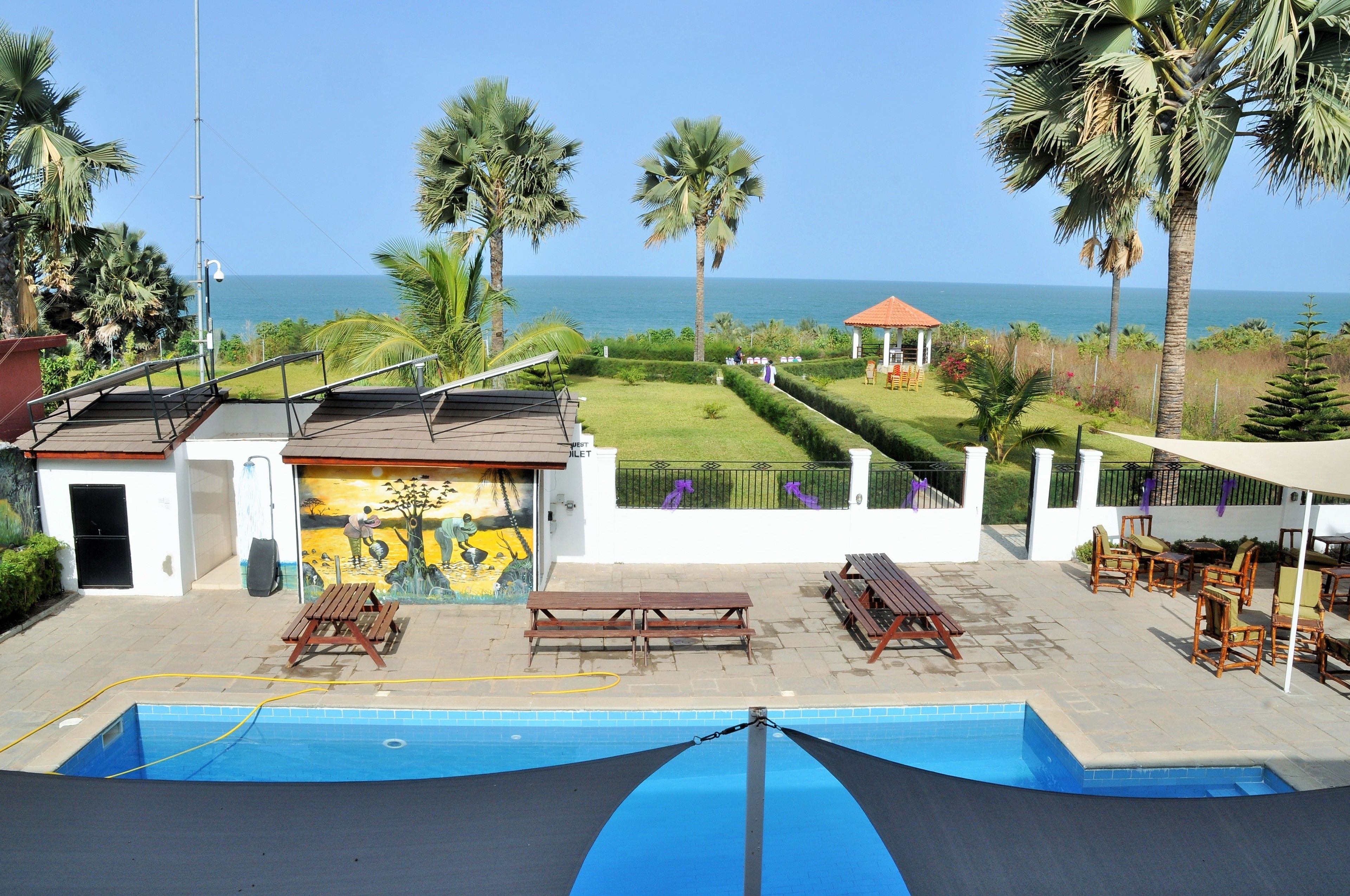 Een buitenzwembad en ligstoelen