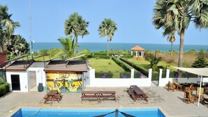 Outdoor pool, sun loungers - Ocean Villa Heights (Brufut)