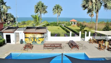 Piscine extérieure, chaises longues