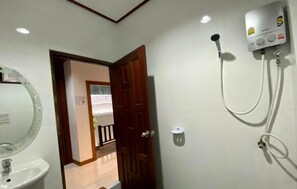 Regadera, amenidades de baño gratuitas, secadora de cabello, toallas 