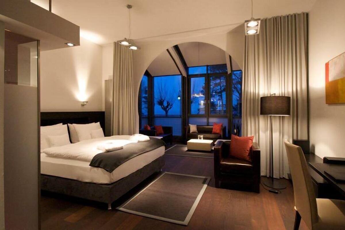 Suite junior | Camas con pillow-top, minibar y caja de seguridad en la habitación