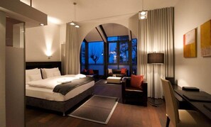 Suite junior | Colchones con acolchado adicional, minibar, caja fuerte y escritorio