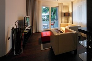 Suite junior | Zona de estar | Una televisión de pantalla plana