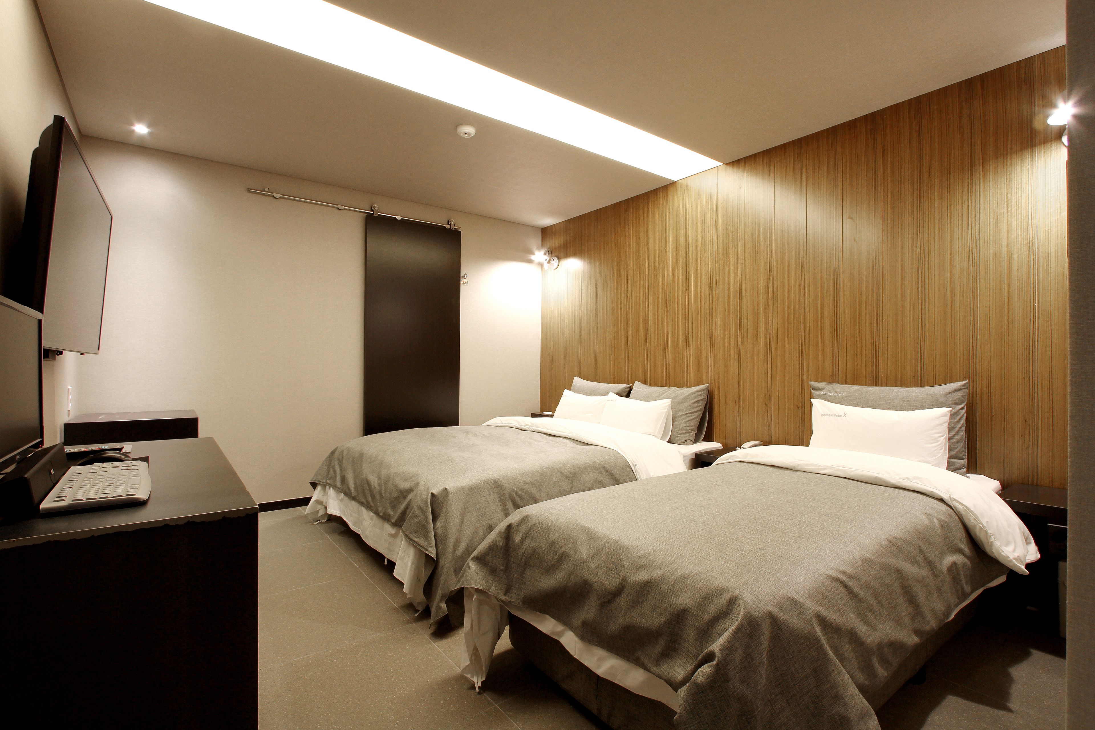 deluxe twin room | premium bedding, minibar, iron/ironing board, free wifi