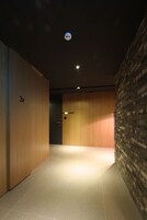 Un pasillo con paredes de madera, piso de baldosas y una puerta con la etiqueta '3F'.