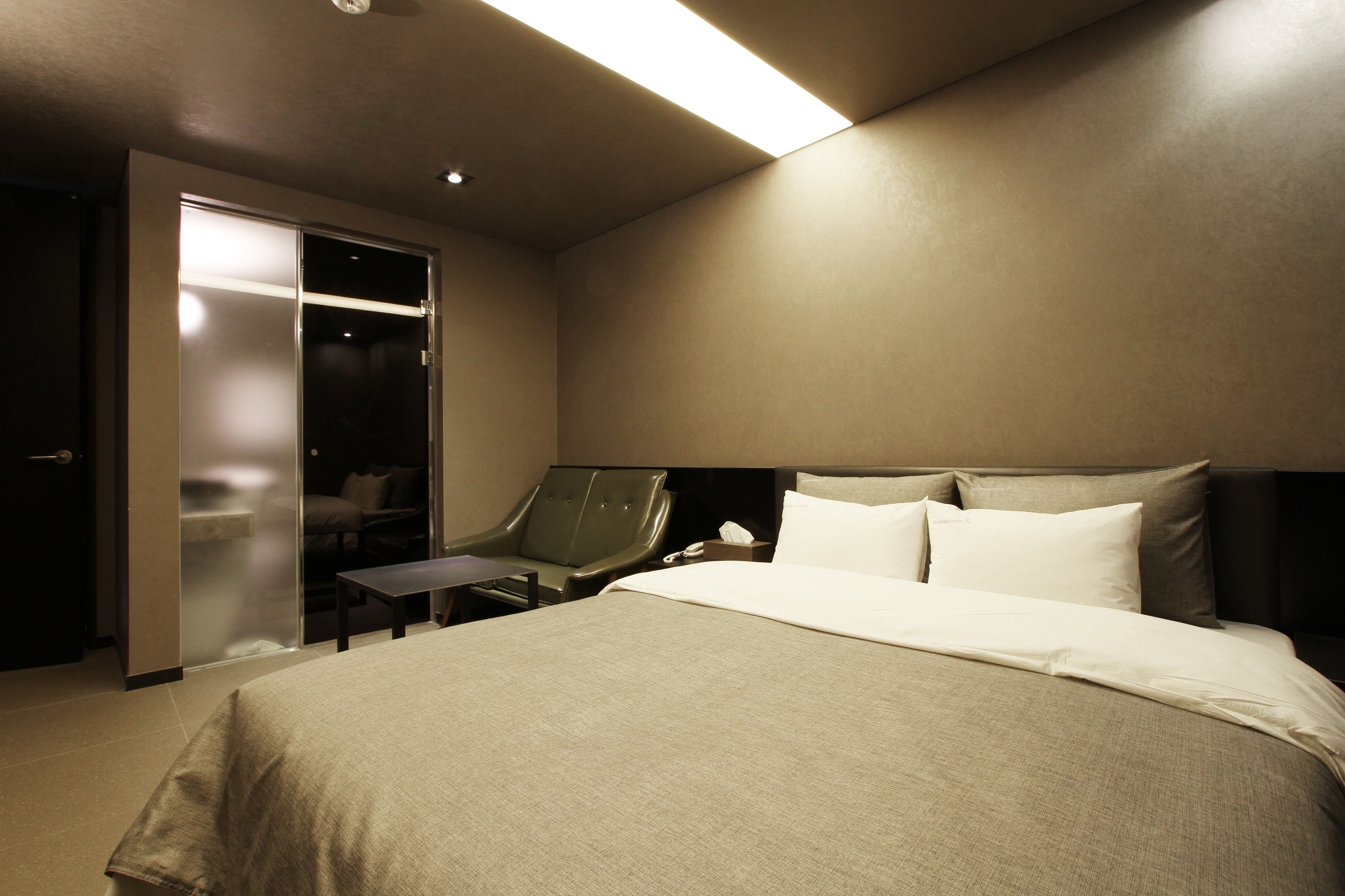 standard double room | premium bedding, minibar, iron/ironing board, free wifi