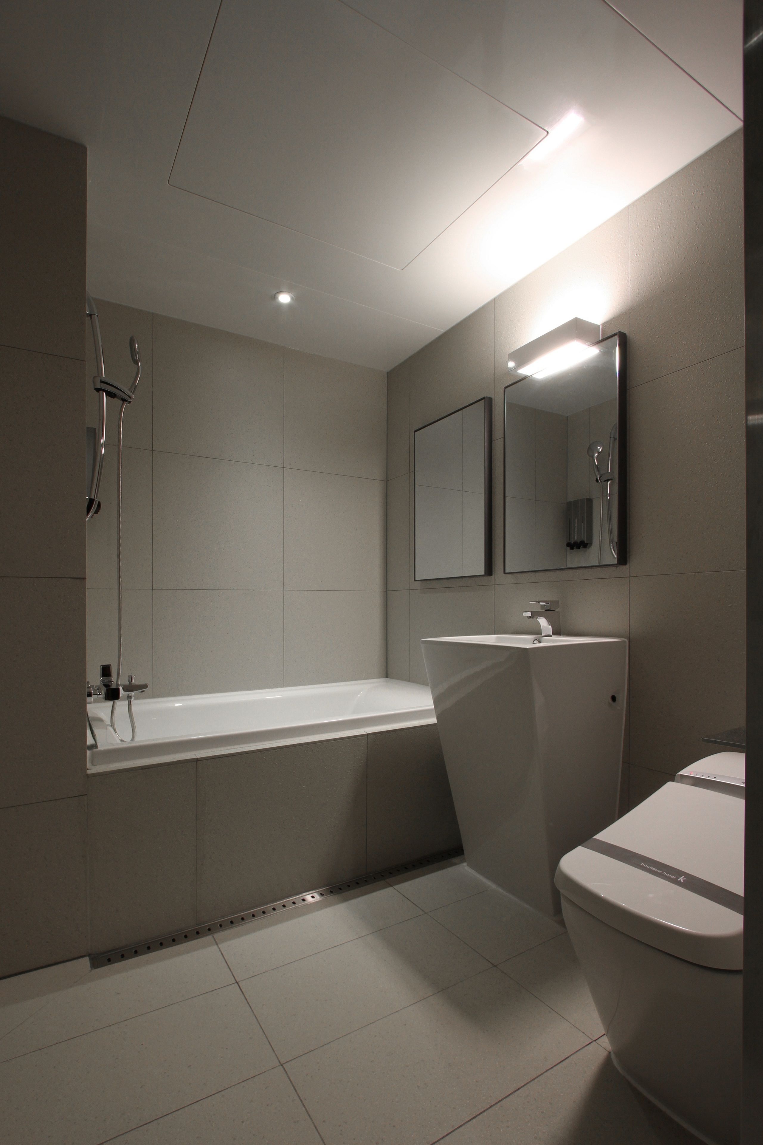 standard double room | bathroom | free toiletries, slippers, towels