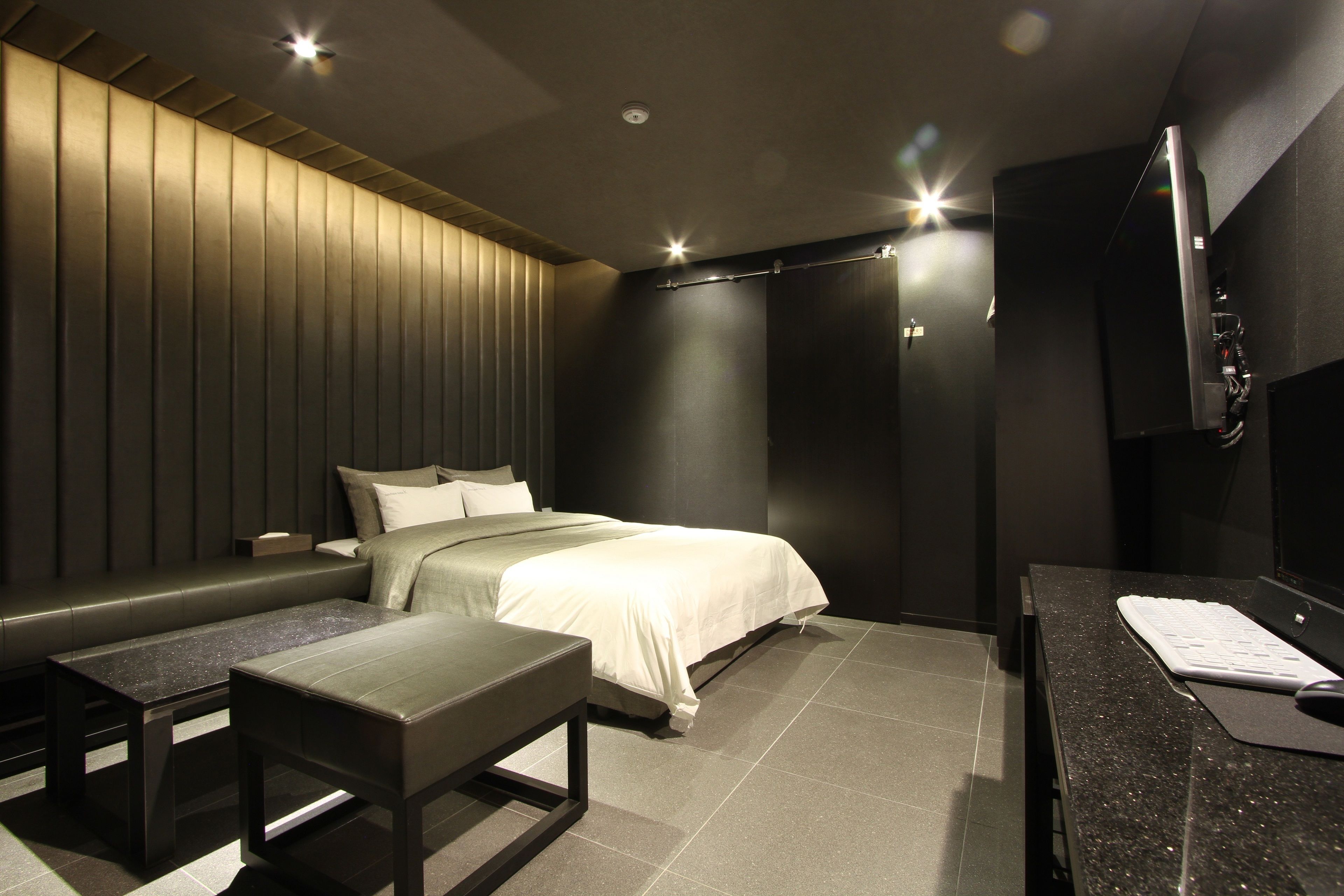 standard double room | premium bedding, minibar, iron/ironing board, free wifi