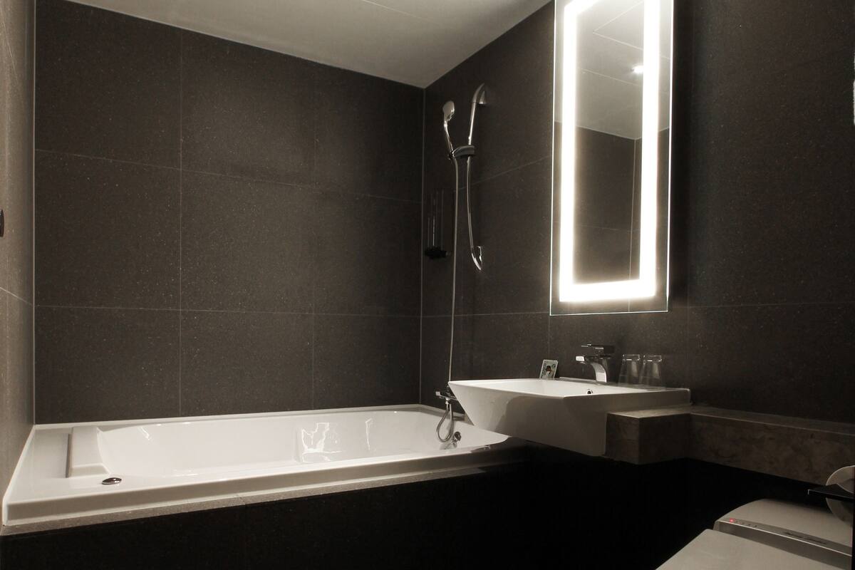 standard double room | jetted bathtub