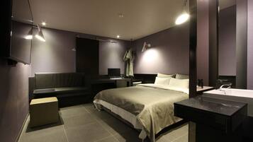 Deluxe Double Room | Premium bedding, minibar, iron/ironing board, free WiFi