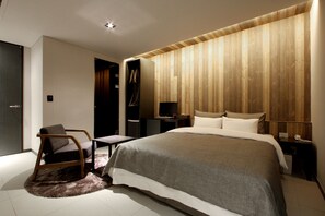 Ropa de cama de alta calidad, minibar y tabla de planchar con plancha 