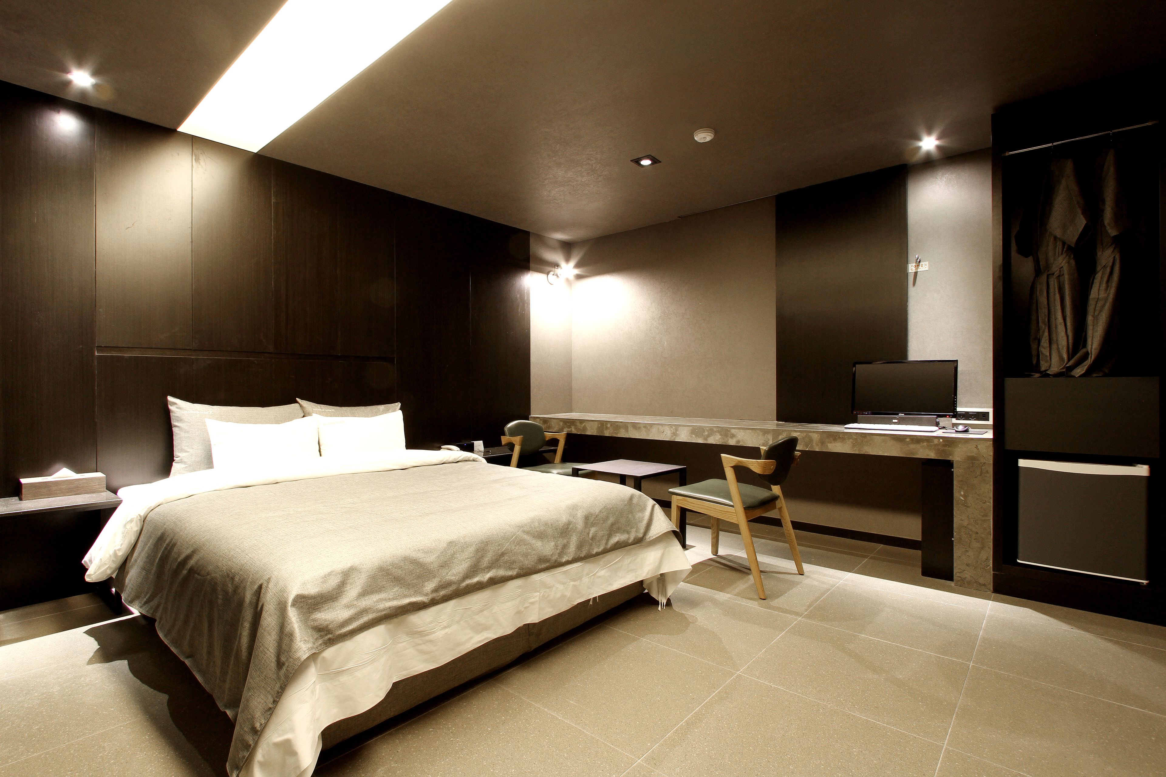 suite | premium bedding, minibar, iron/ironing board, free wifi