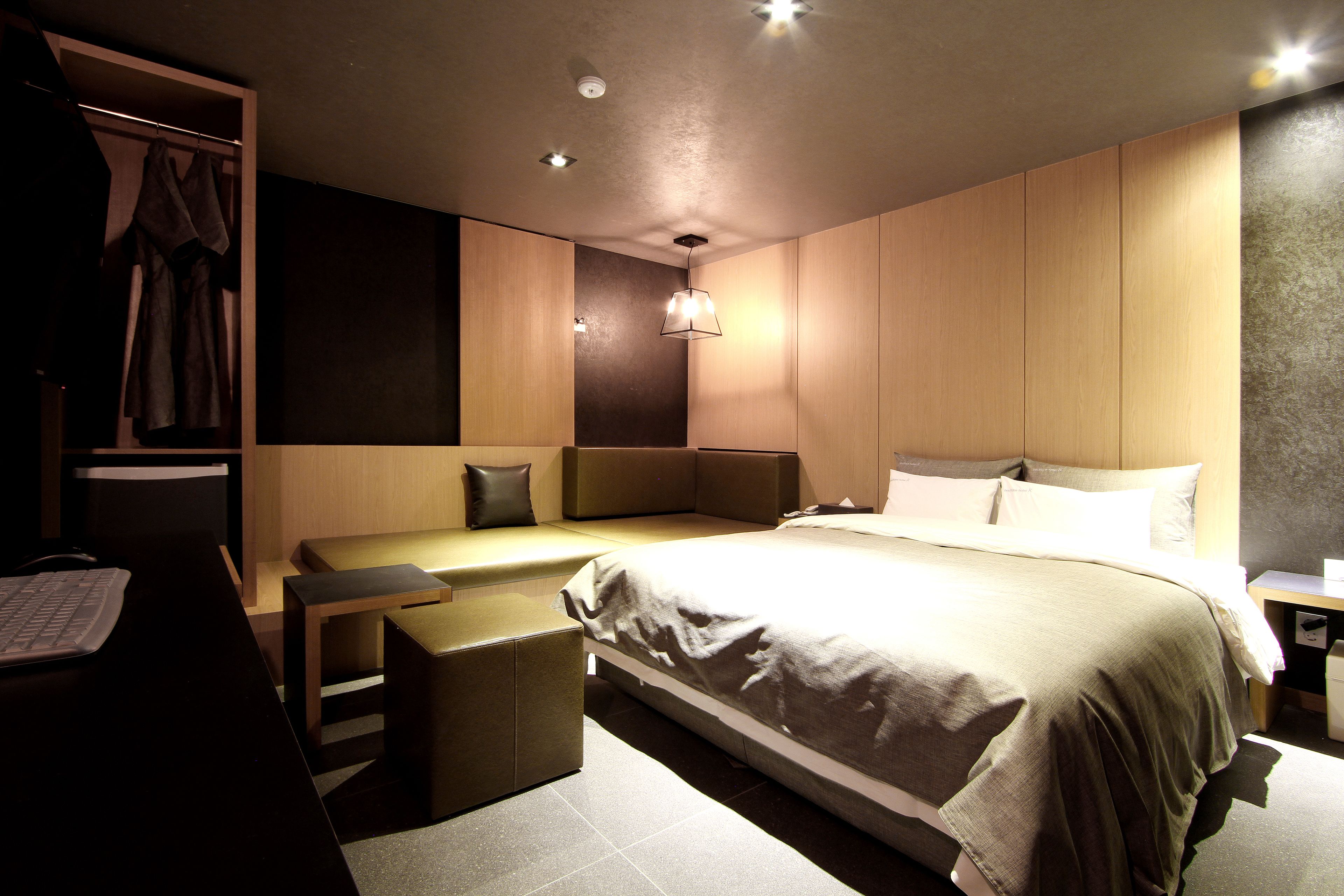 standard double room | premium bedding, minibar, iron/ironing board, free wifi