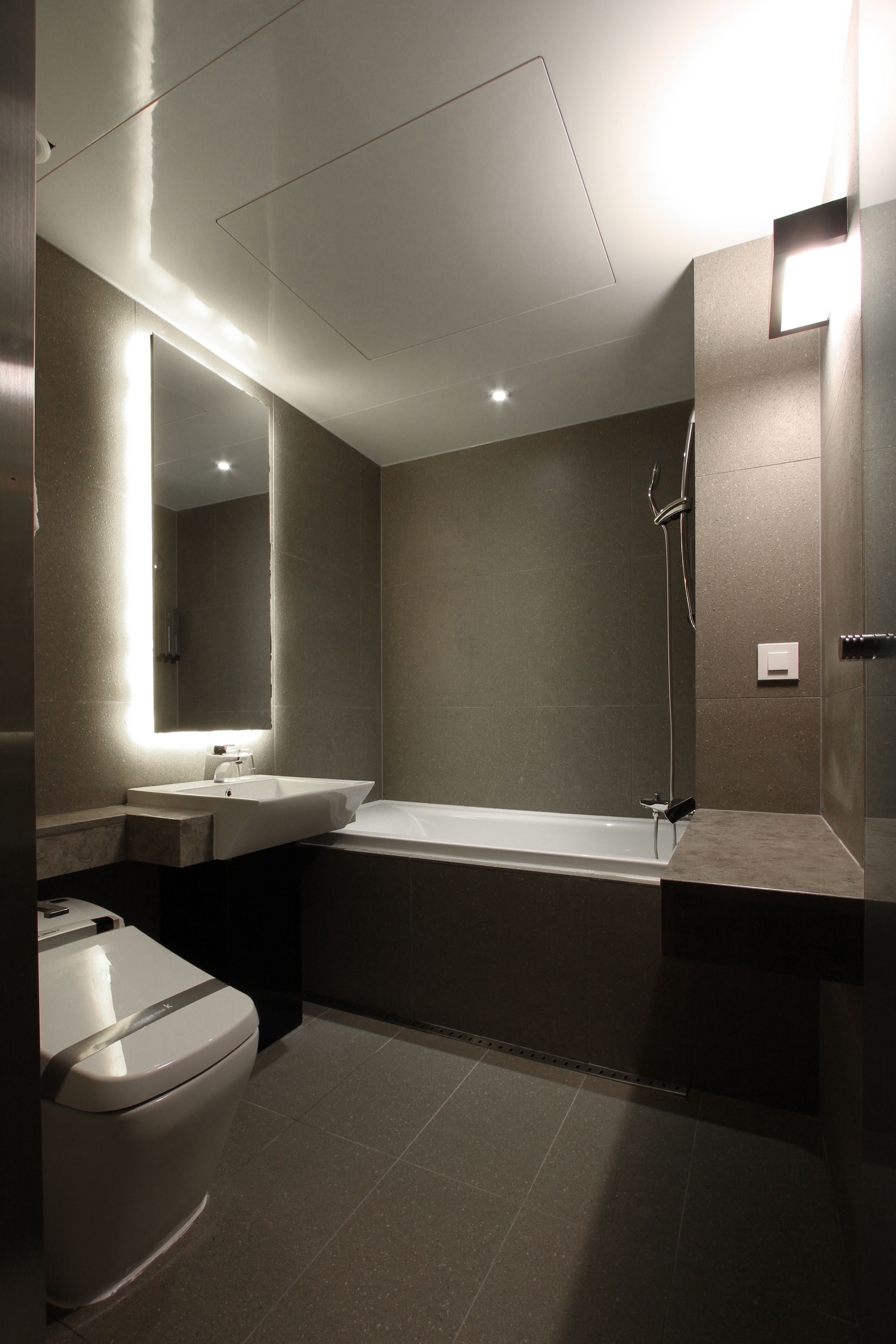 standard double room | bathroom | free toiletries, slippers, towels