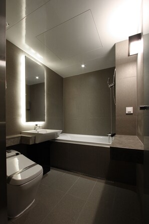 Standard Double Room | Bathroom | Free toiletries, slippers, towels - Boutique Hotel K Oido (Siheung)