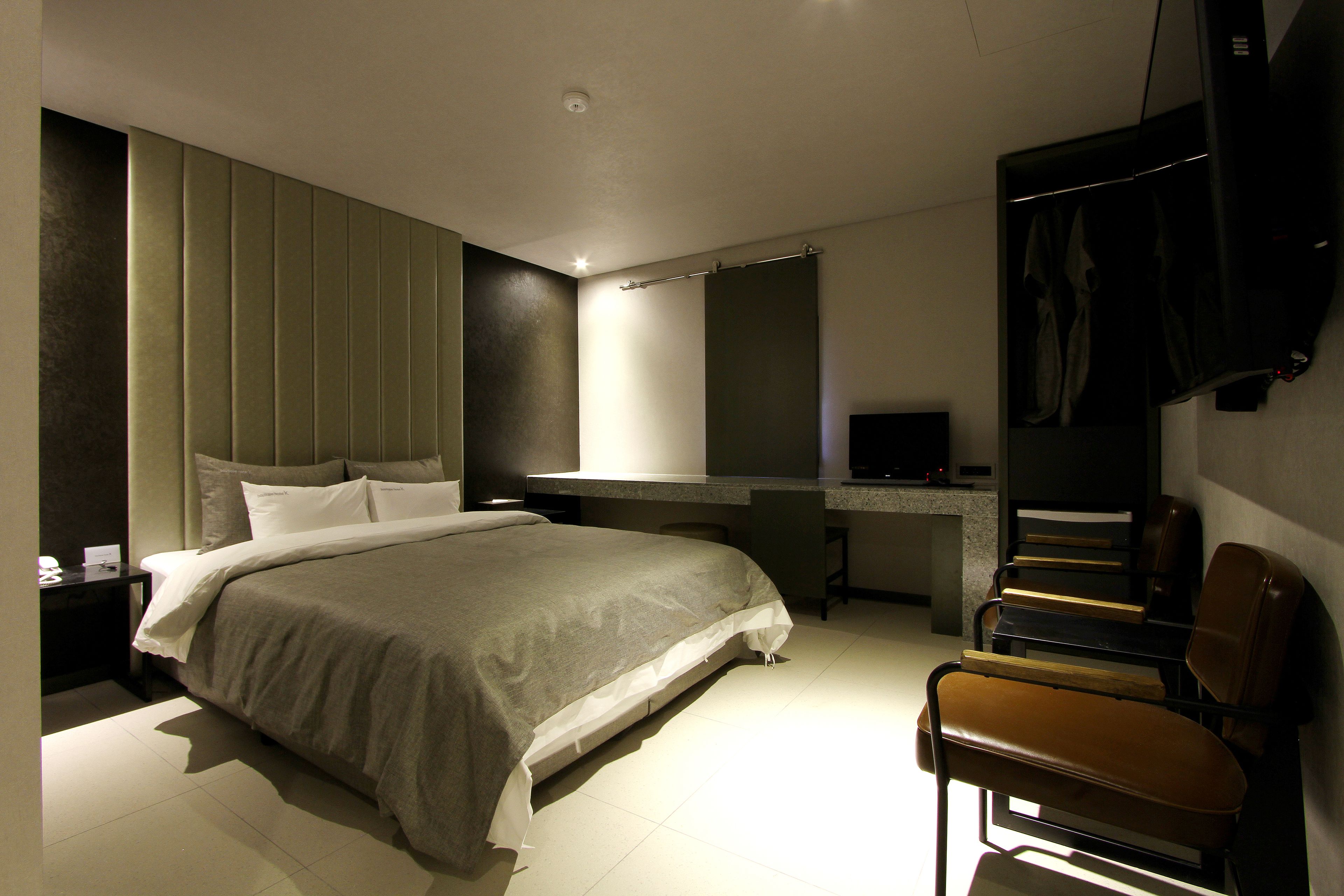 standard double room | premium bedding, minibar, iron/ironing board, free wifi