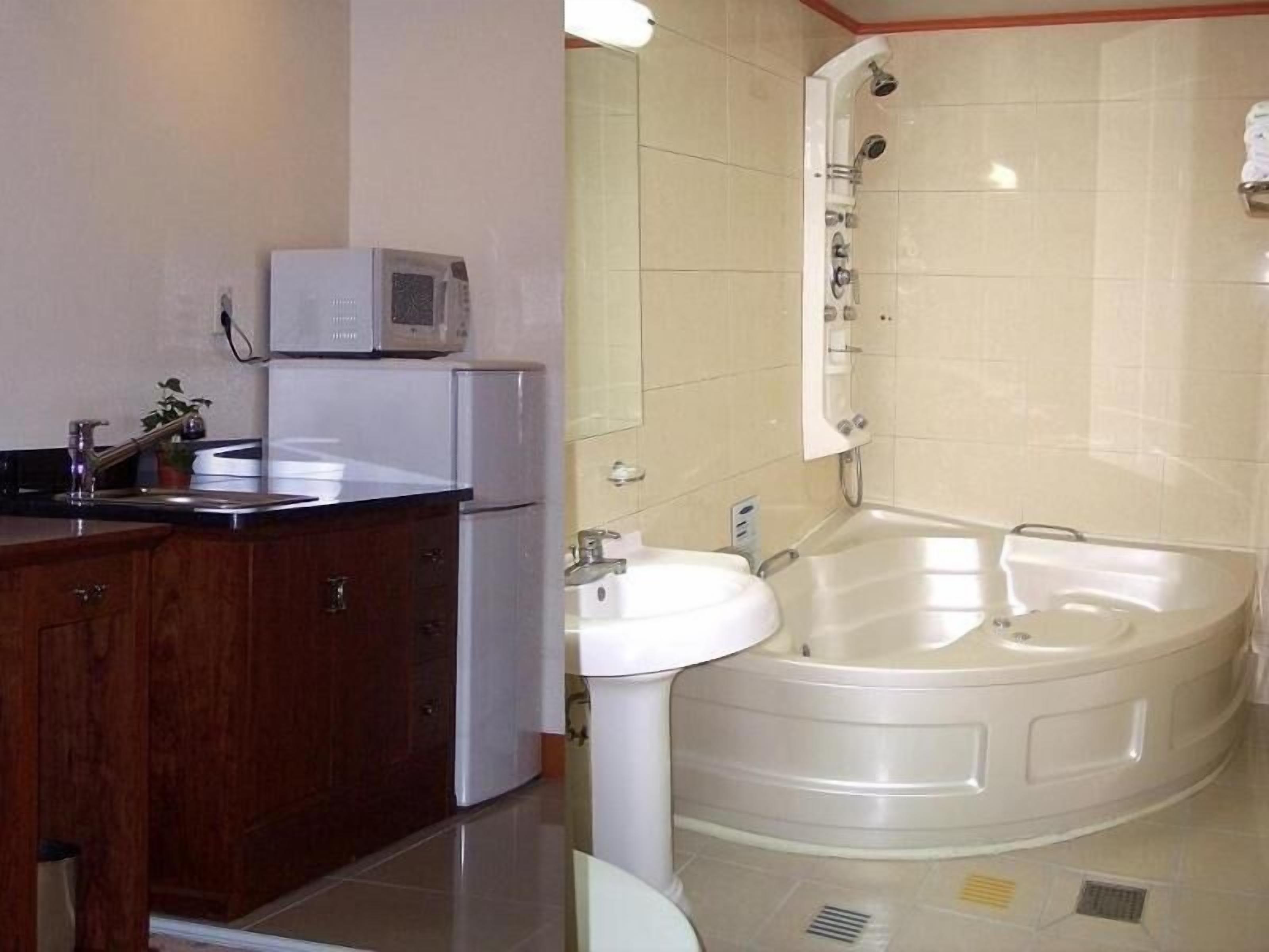 combined shower/bathtub, deep-soaking bathtub, free toiletries