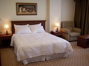 책상, 노트북 작업 공간, 암막 커튼, 방음 설비