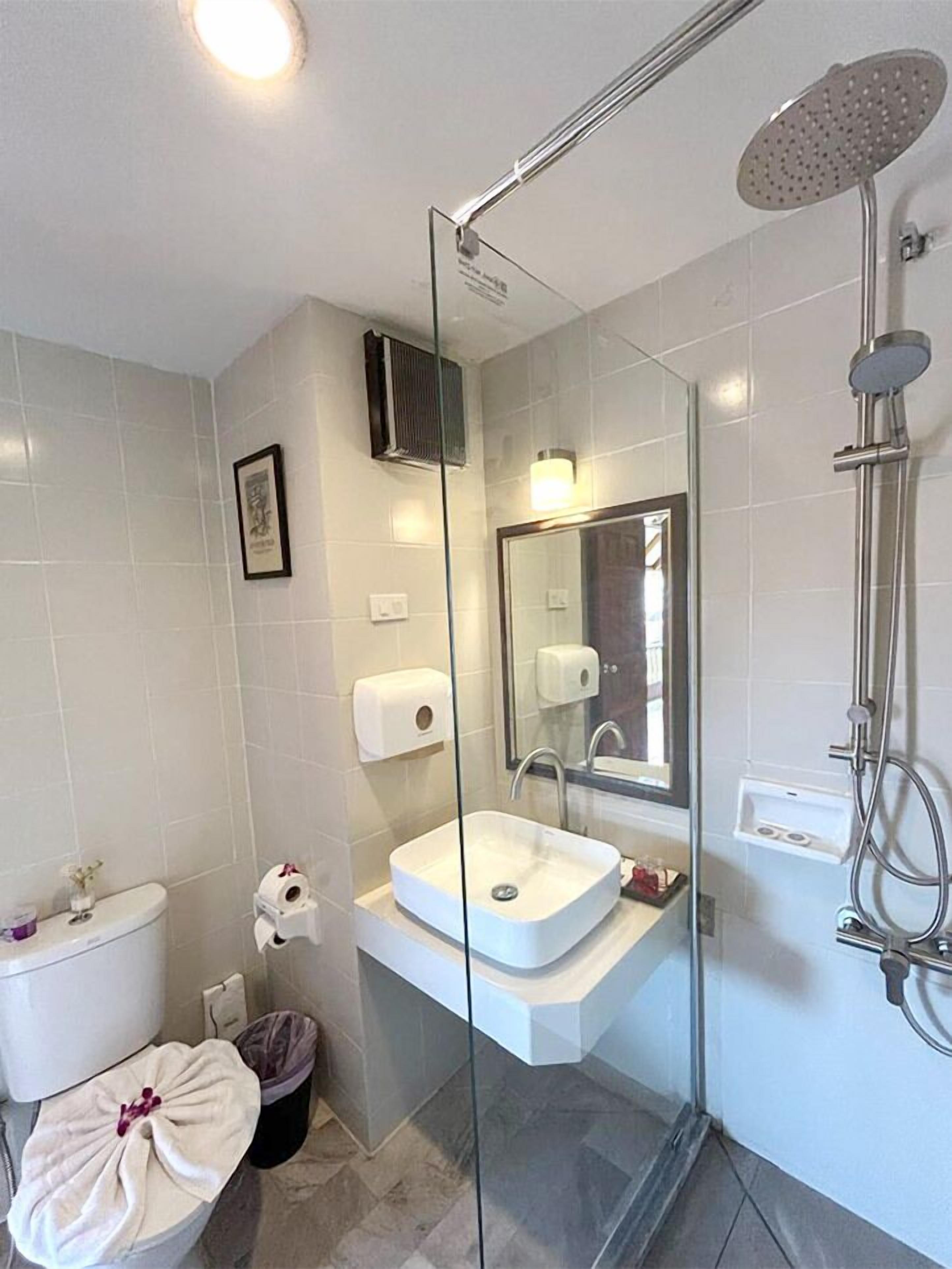 standard double room, 1 double bed | bathroom | shower, hair dryer, towels
