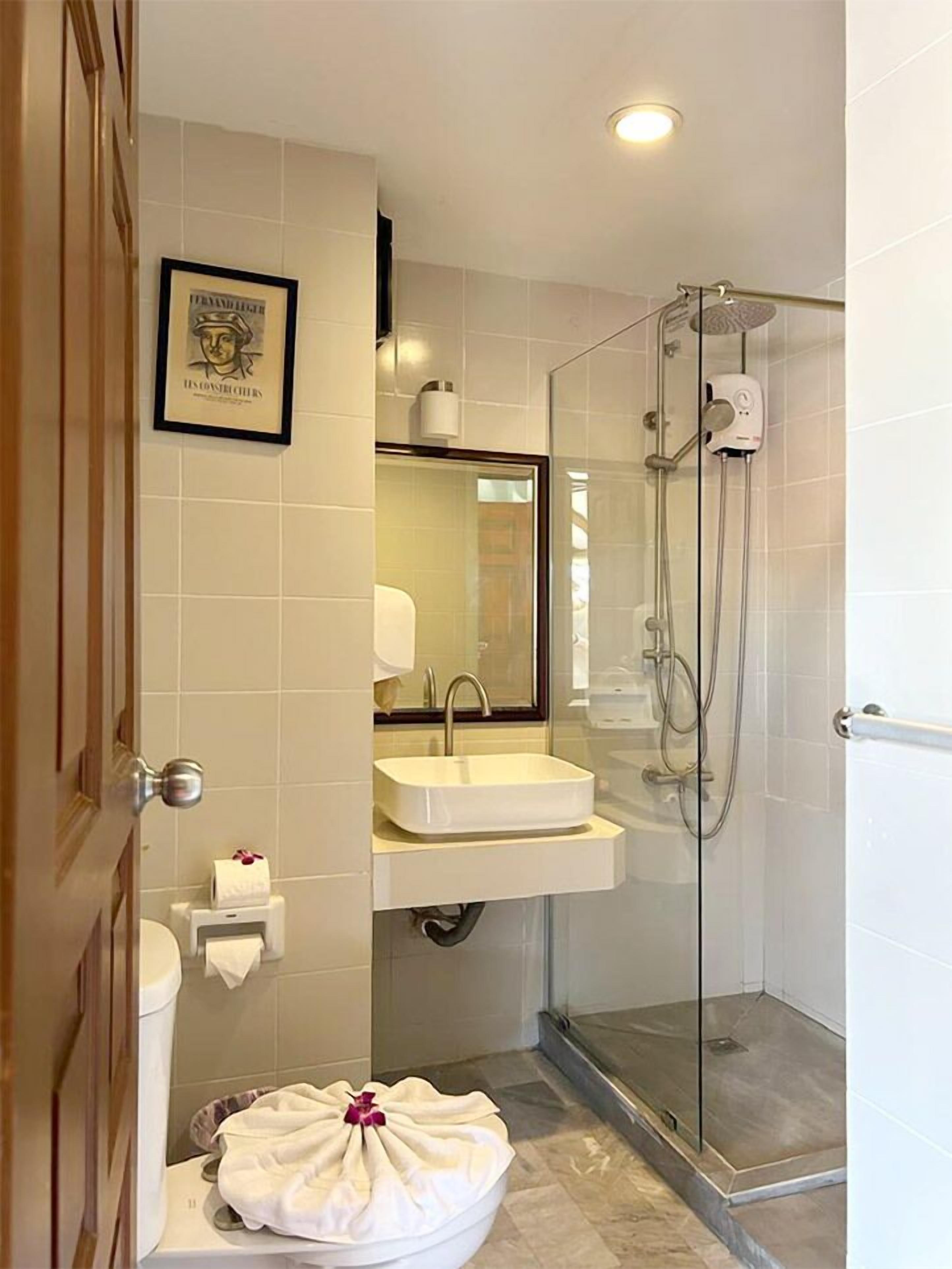 standard double room, 1 double bed | bathroom | shower, hair dryer, towels