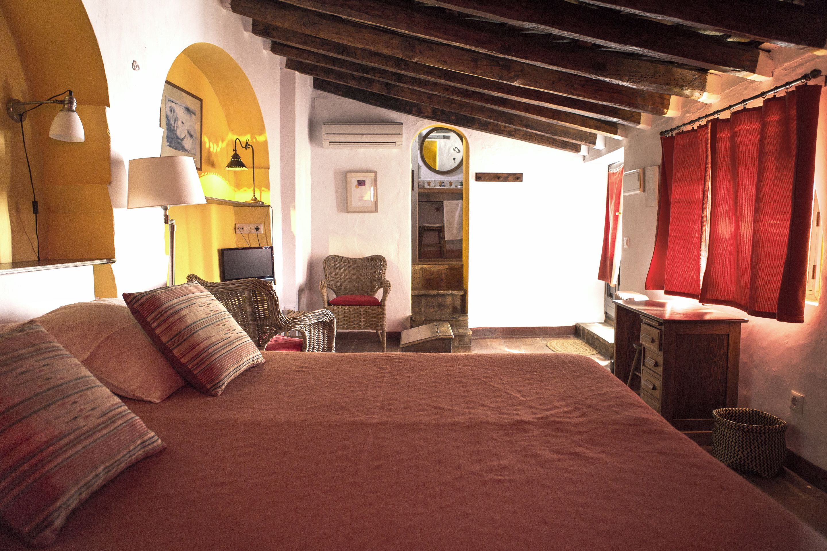 standard double room | premium bedding, individually decorated, individually furnished, desk