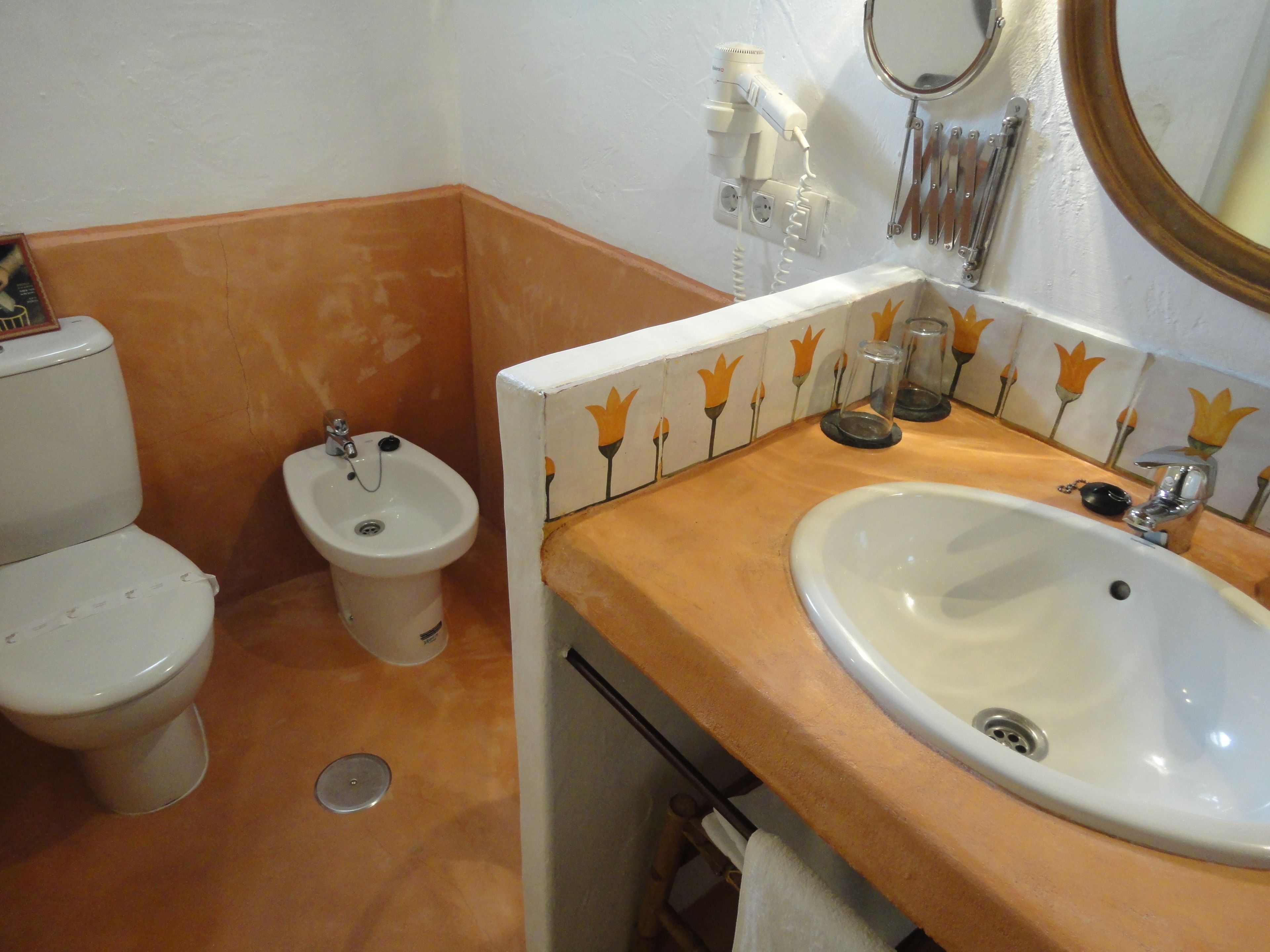 standard double room | bathroom | shower, free toiletries, hair dryer, towels