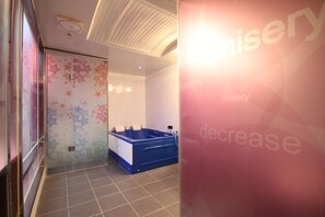 Deluxe Family Room | Bathroom | Separate tub and shower, jetted tub, rainfall showerhead - Hotel 2NE1 (Busan)