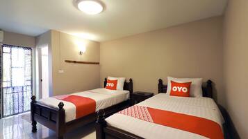 Habitación estándar con 2 camas individuales | Escritorio, wifi gratis y ropa de cama