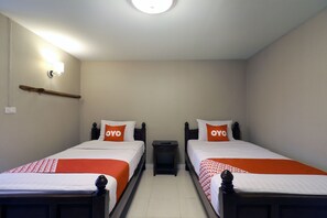 Quarto duplo standard | Escrivaninha, Wi-Fi de cortesia, roupa de cama