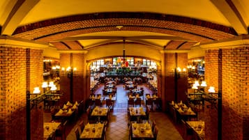 7 restaurants, breakfast, lunch, dinner served; Italian cuisine