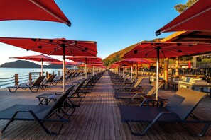 Private beach, sun-loungers, beach umbrellas, beach towels - Grand Yazici Club Turban (Marmaris)