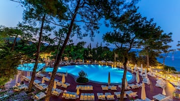 2 piscines couvertes, 2 piscines extérieures, parasols de plage