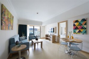 Suite familiar | Sala de estar | Televisión LED de 120 pulgadas con canales por satélite, una televisión