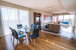 Camera Luxury, 2 camere da letto (Collage) | Cucina privata | Frigorifero, microonde, piano cottura, lavastoviglie