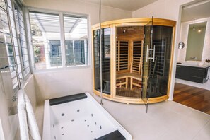 Luxury Room, 1 Bedroom (Pastiche) | Bathroom - The Frames (Paringa)