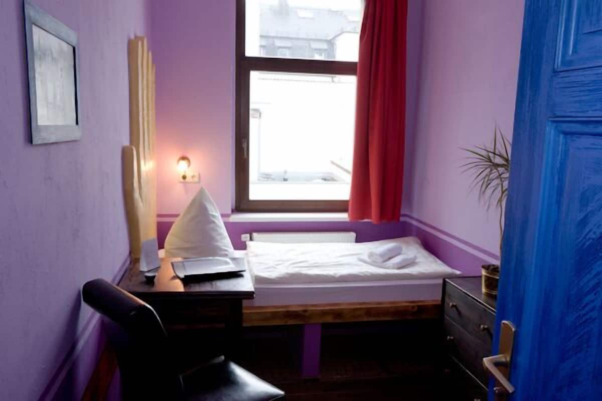 Eenvoudige eenpersoonskamer, gedeelde badkamer | 1 slaapkamer, hypoallergeen beddengoed, individueel gedecoreerd