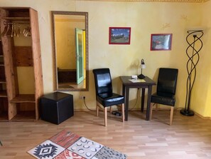 Leilighet, 1 queensize-seng | Oppholdsområde | Flatskjerm-TV