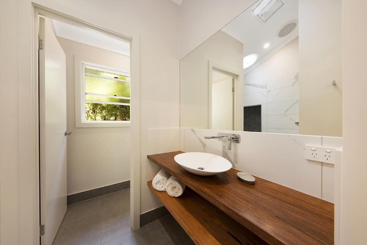 Luxury Cottage, 1 King Bed, Garden View | Bathroom sink