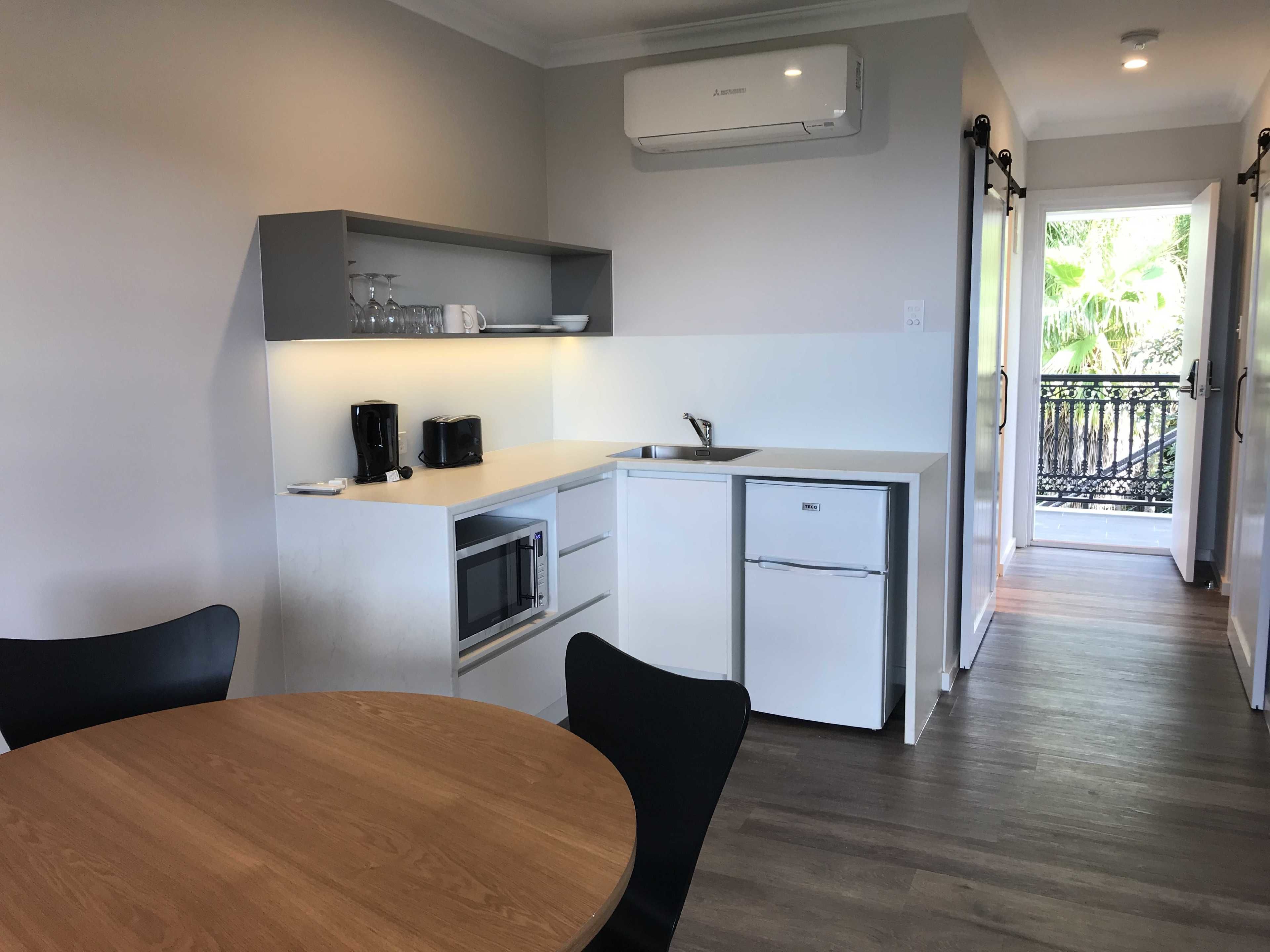 deluxe apartment, 1 bedroom, balcony, ocean view | private kitchenette | fridge, coffee/tea maker, electric kettle, toaster