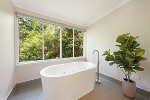 Luxury Cottage, 1 King Bed, Garden View | Bathroom | Free toiletries, hair dryer, towels, soap - Clouds Montville (Montville)