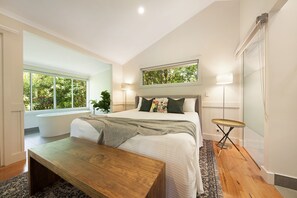 Luxury-Ferienhaus, 1 King-Bett, Gartenblick | Hochwertige Bettwaren, Pillowtop-Betten, individuell dekoriert