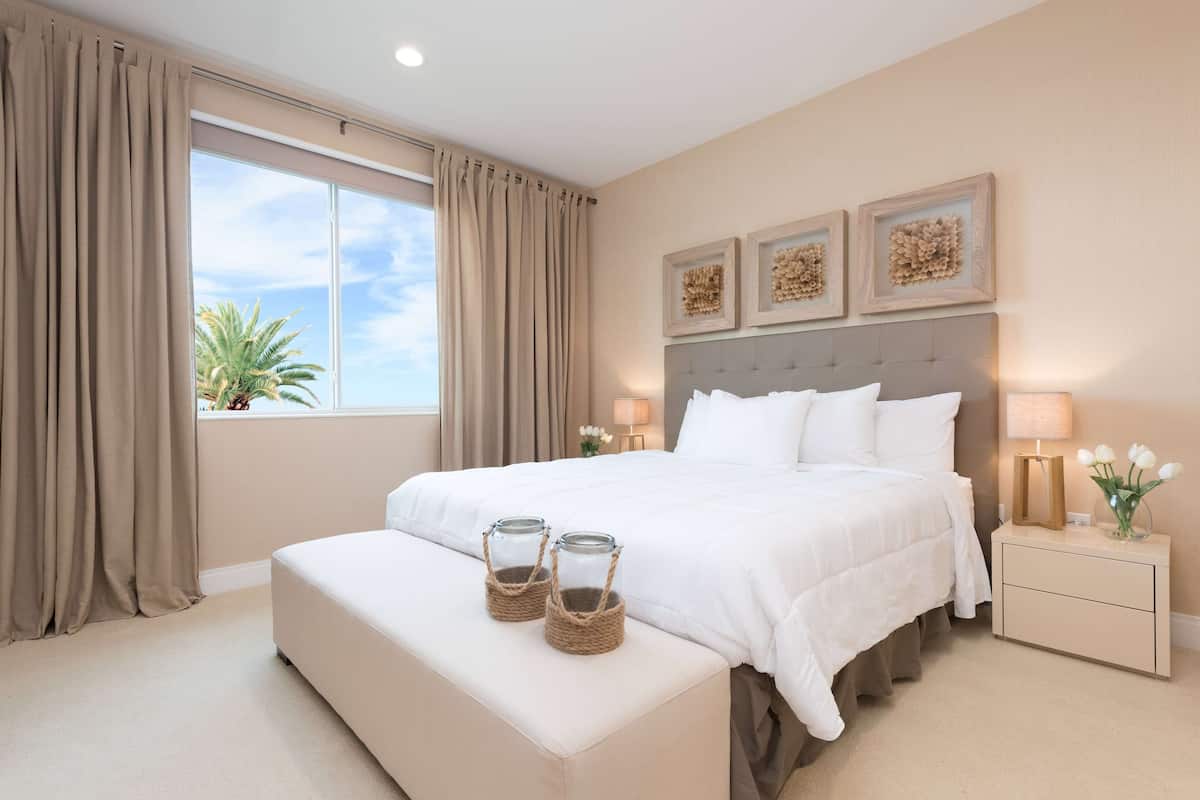 Pillowtop beds, in-room safe, desk, blackout drapes