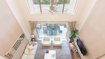 Bantalan ekstra lembut, brankas, meja kerja, dan tirai kedap cahaya