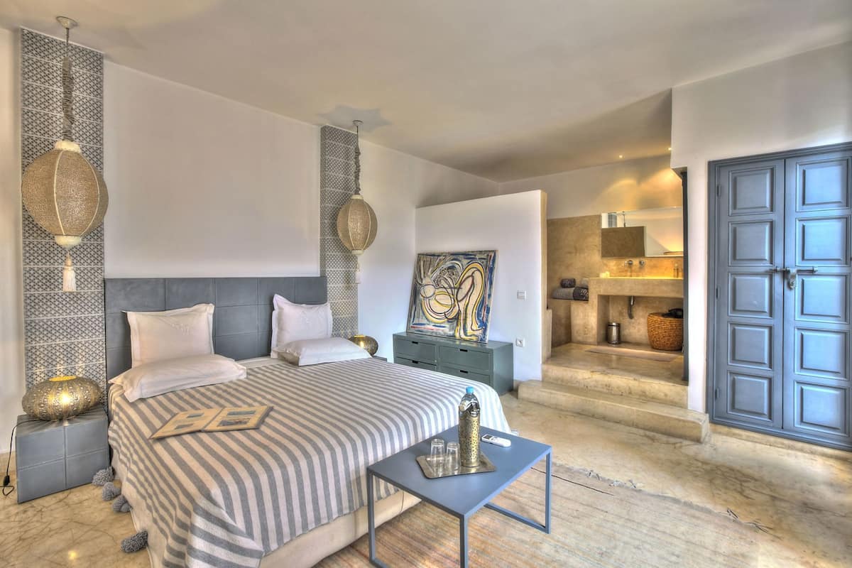 Premium bedding, in-room safe, individually decorated