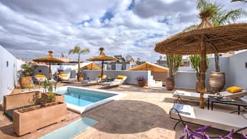 Outdoor pool, pool umbrellas, sun loungers