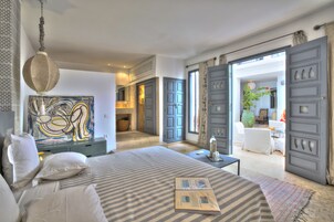 Rom – elite | Sengetøy av topp kvalitet, safe på rommet og individuelt dekorert