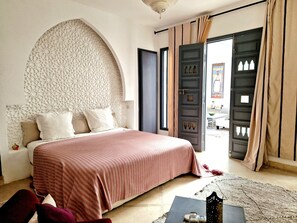 Deluxe Double Room | Peralatan tempat tidur premium, peti besi dalam bilik 